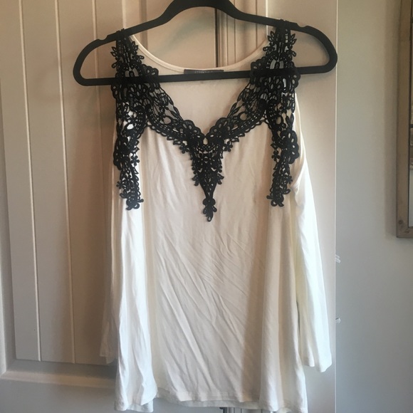 NWOT cold shoulder top with lace 💗🎀🛍 Never worm - Picture 4 of 8